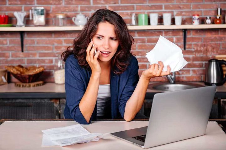 woman in restaurant calls about energy bill